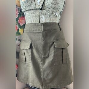 NWT KHAKI GREEN UTILITY SKIRT. FRONT POCKETS, SHIRRED ELASTIC BACK.